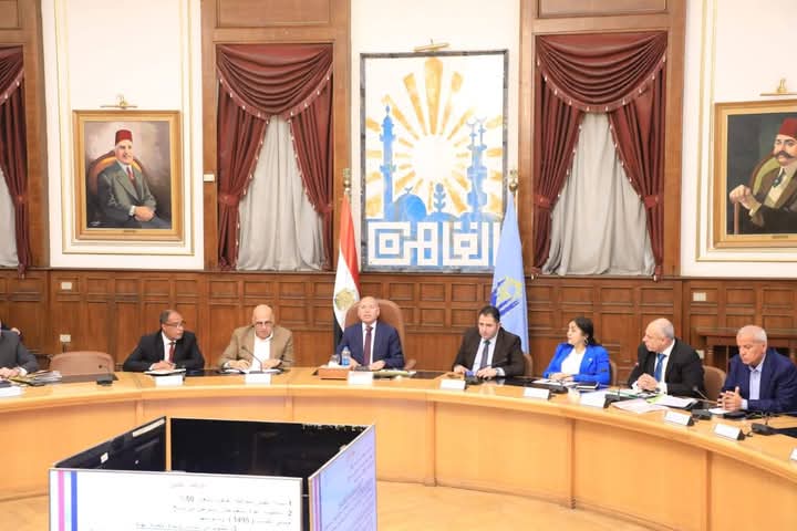 محافظ القاهرة يعقد اجتماعًا لمتابعة التصالح وإزالة التعديات والخطة الاستثمارية