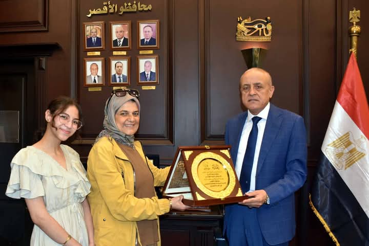 مؤسسة هلا بنور الخير تكرم محافظ الأقصر لدعمه التنمية