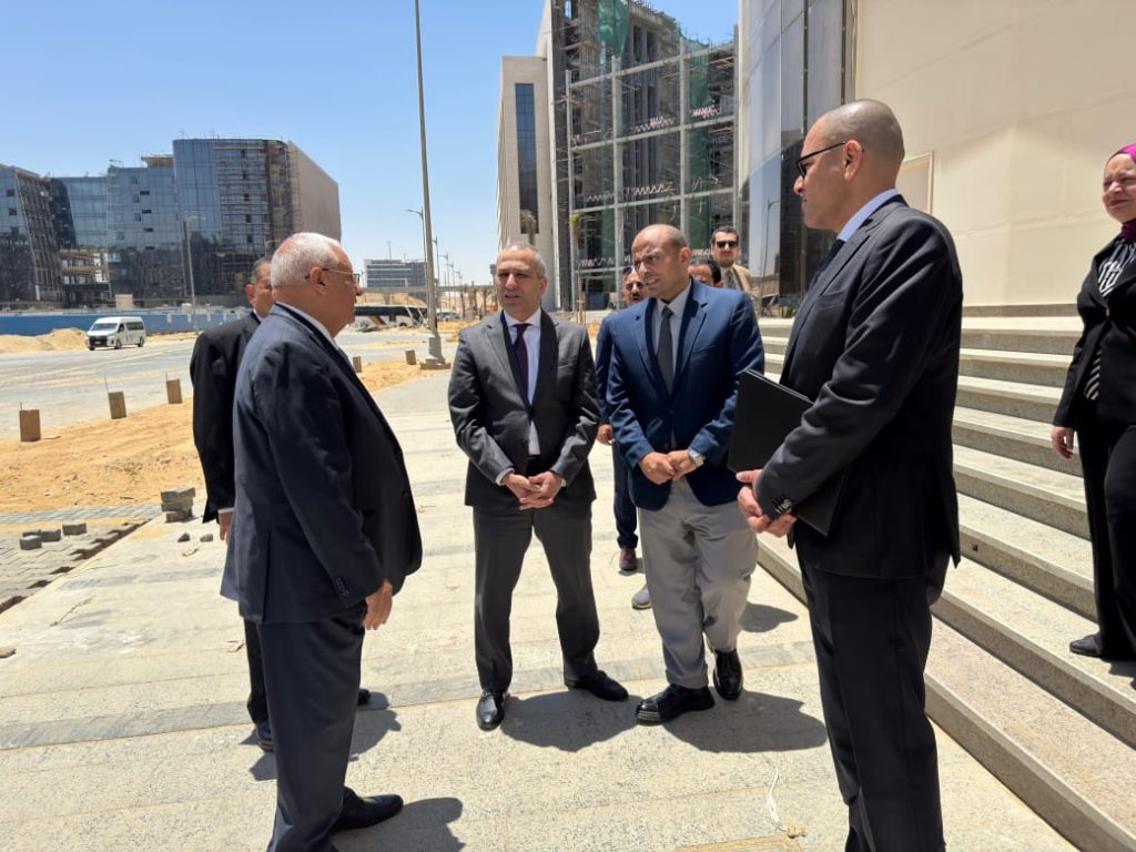 رئيس البنك الزراعي المصري يتفقد الأعمال النهائية بمقر البنك بالعاصمة الإدارية
