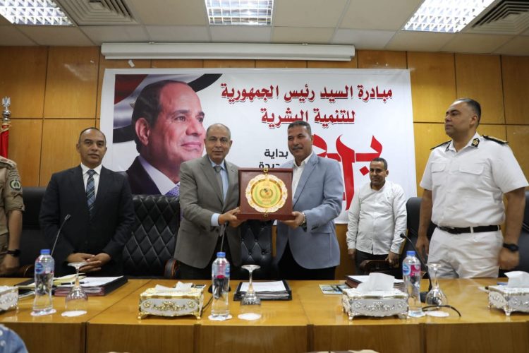 محافظ المنيا يكرم السكرتير العام ويطلق قرارات حيوية بالمحافظة