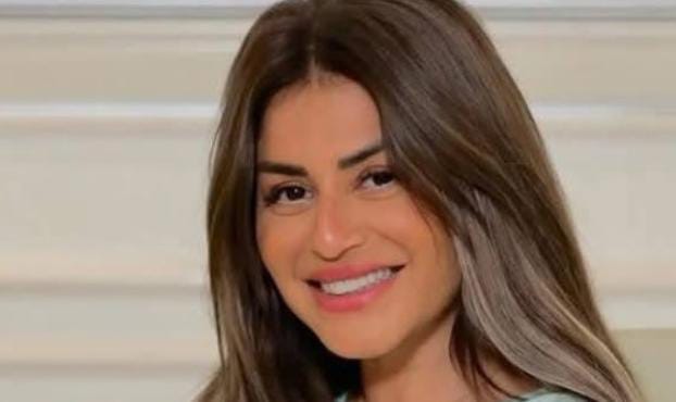 إطلالة صيفية ساحرة لـ منة فضالي أمام البحر في لبنان