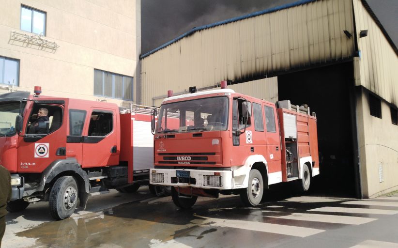 النيران تلتهم مصنع للغزل والنسيج بكفر الشيخ والحماية المدنية سيطرت عليه