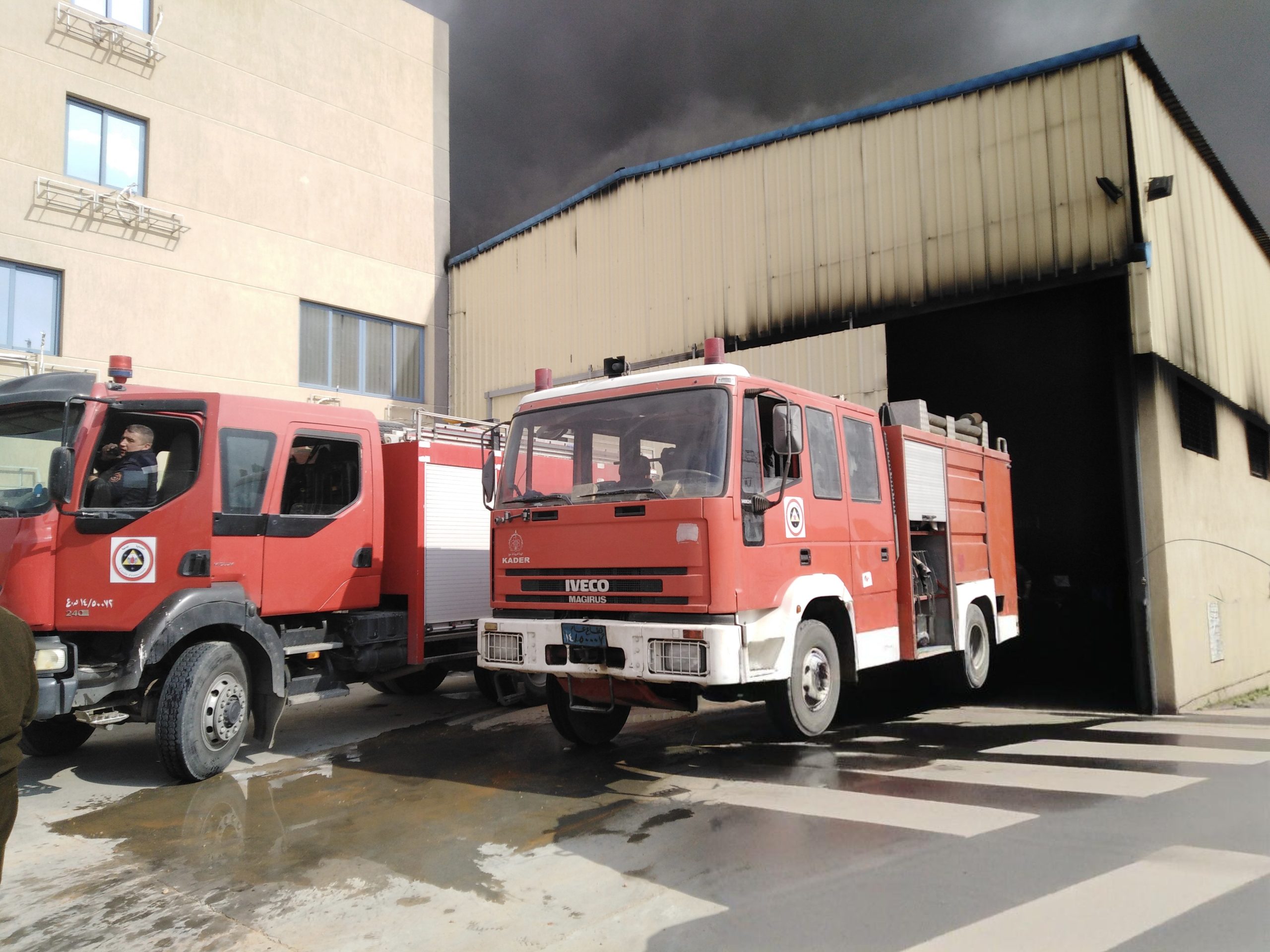 النيران تلتهم مصنع للغزل والنسيج بكفر الشيخ والحماية المدنية سيطرت عليه
