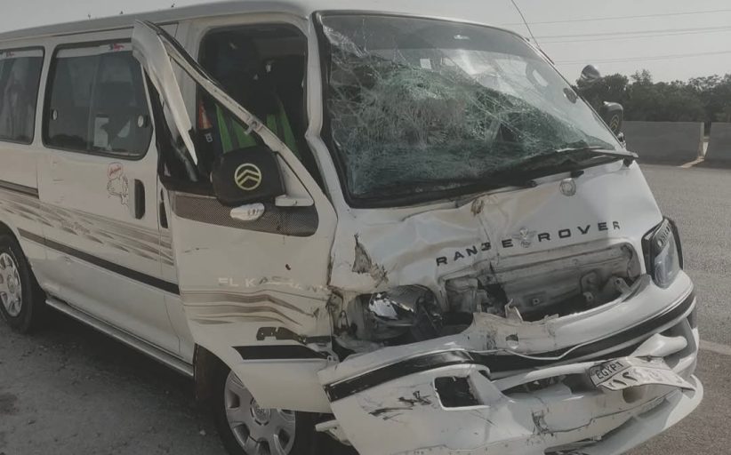 انقلاب سيارة ميكروباص أعلي طريق منشأة القناطر بالجيزة وإصابة 6 أشخاص