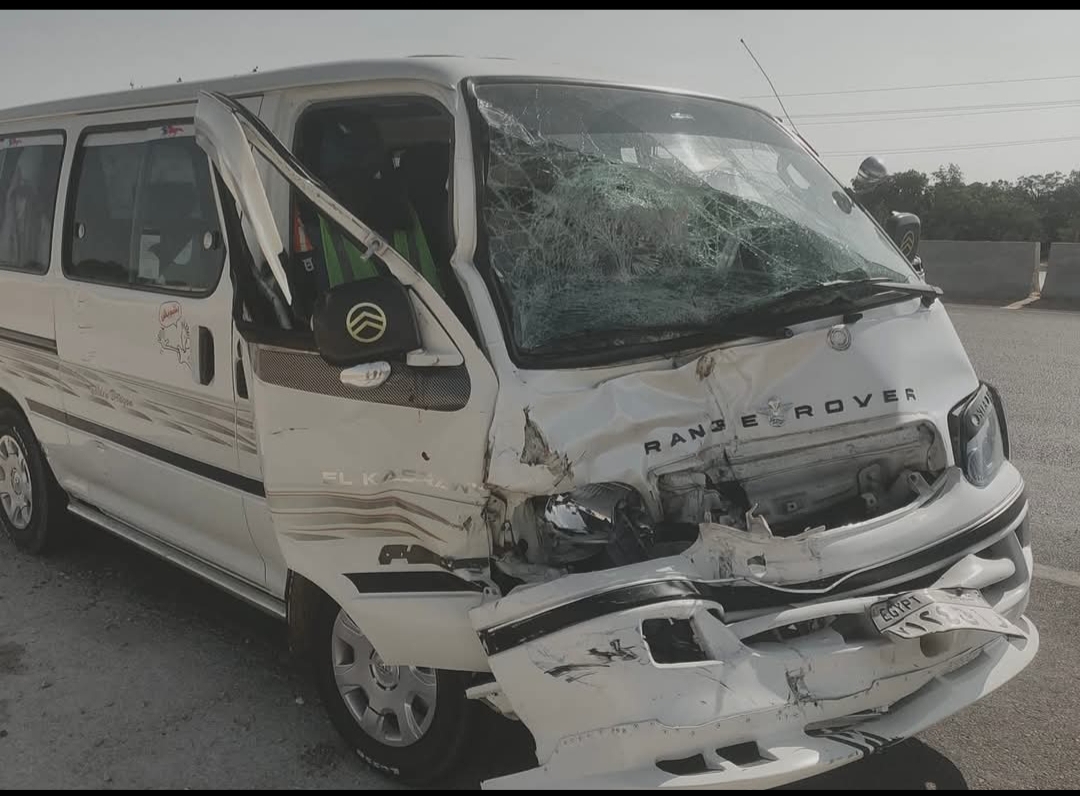 انقلاب سيارة ميكروباص أعلي طريق منشأة القناطر بالجيزة وإصابة 6 أشخاص