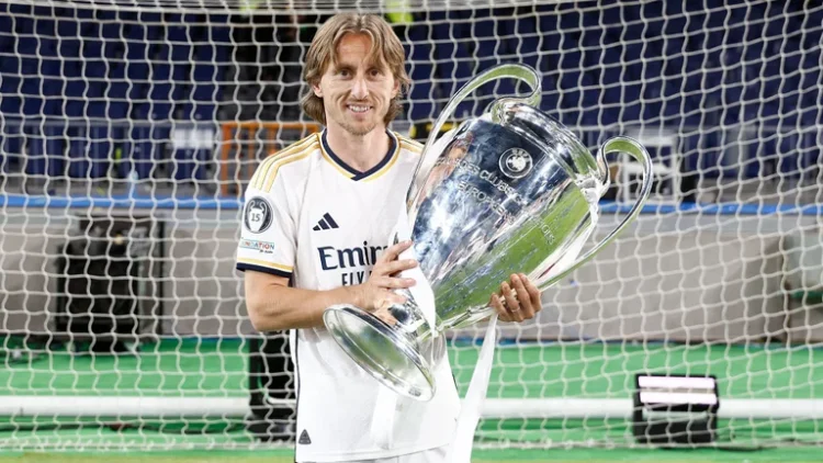 بعد عقد من الأساطير والإنجازات العظيمة، مودريتش يودع ريال مدريد