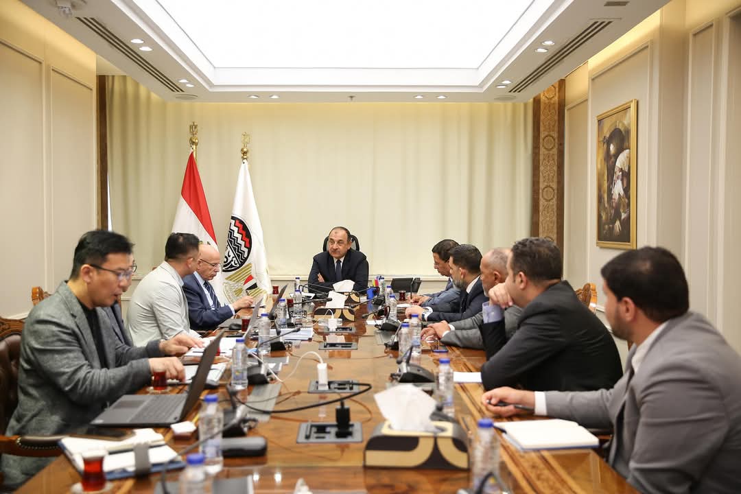 وزير قطاع الأعمال العام يلتقي وفدًا من 