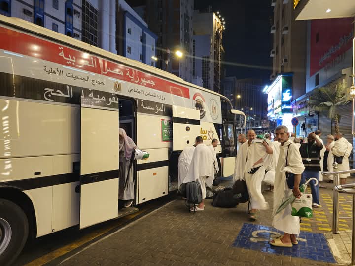 حجاج الجمعيات الأهلية يرمون جمرة العقبة الكبرى