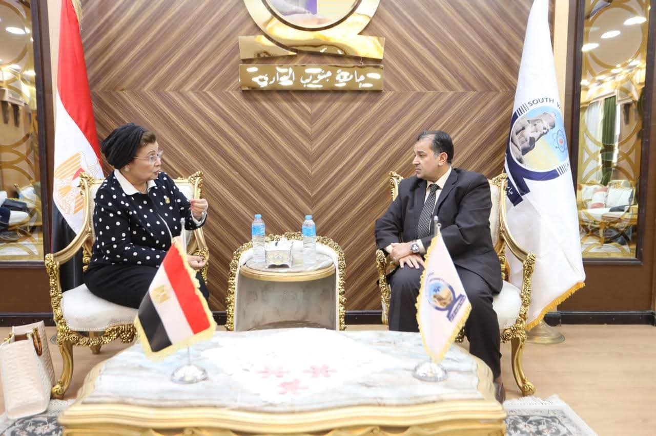 نائب وزير الصحة والسكان تبحث مع رئيس جامعة جنوب الوادي تعزيز التعاون