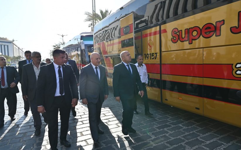 وزير الصناعة يتفقد 20 حافلة مرسيدس جديدة تم إنتاجها محليًا