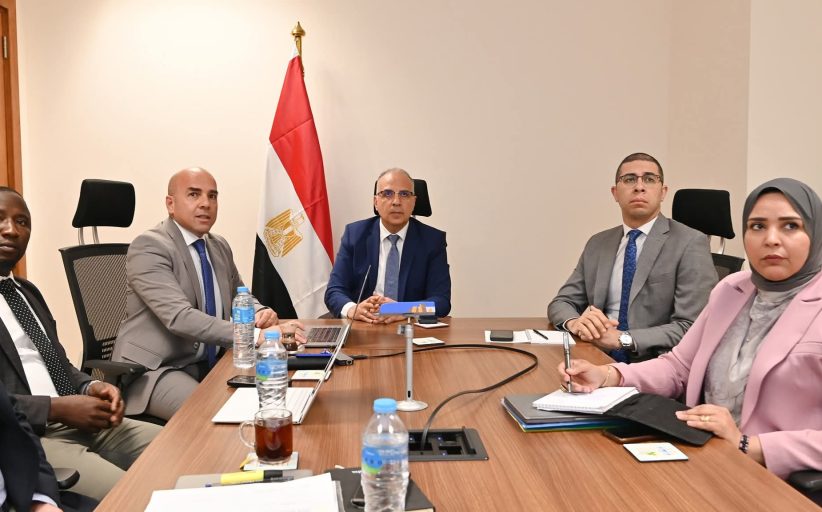 وزير الري يلتقى فريق بحثي من الجامعة الأمريكية لمناقشة التعاون المشترك