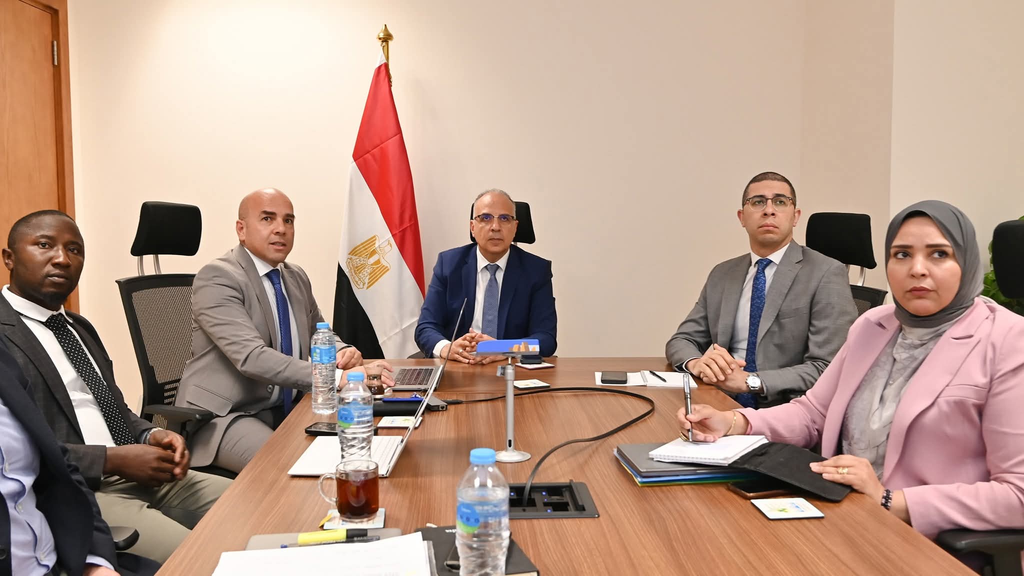 وزير الري يلتقى فريق بحثي من الجامعة الأمريكية لمناقشة التعاون المشترك