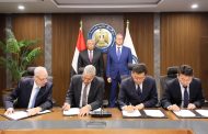 وزير البترول ومحافظ الوادى الجديد يشهدان توقيع العقود النهائية