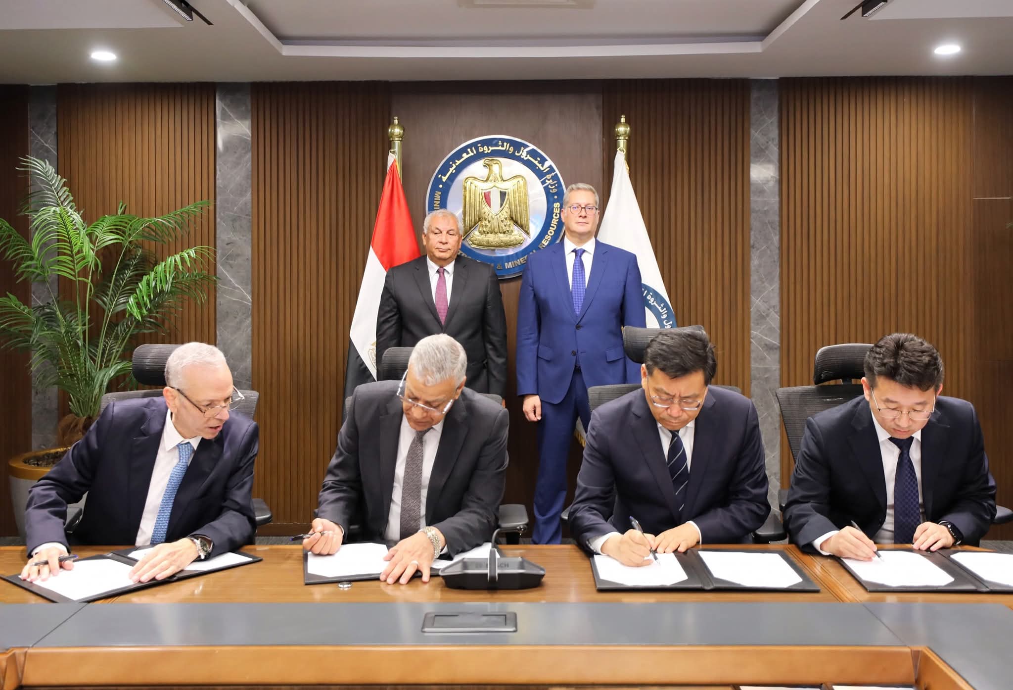 وزير البترول ومحافظ الوادى الجديد يشهدان توقيع العقود النهائية