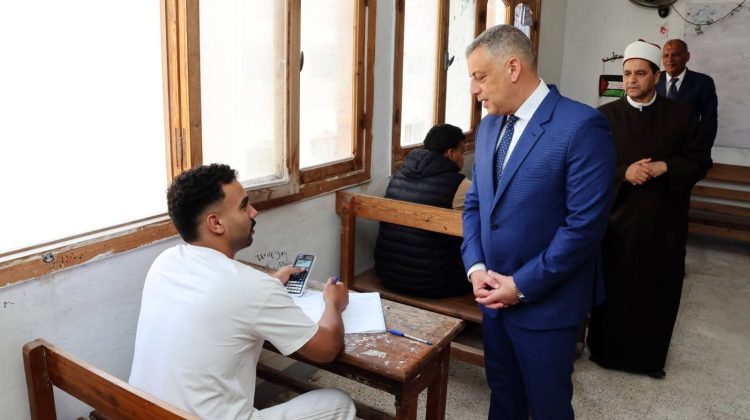 محافظ الإسماعيلية يتابع امتحانات الإعدادية والأزهرية ويطمئن على الطلاب