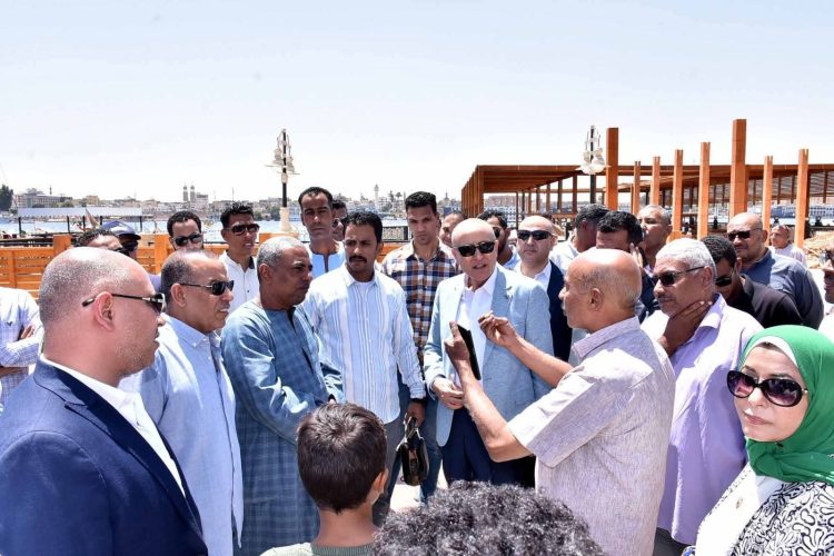 محافظ الأقصر يتابع أعمال تطوير كورنيش البر الغربي لخدمة المواطنين