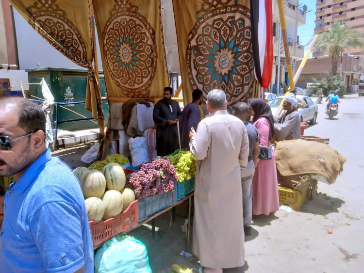 محافظ سوهاج يوجه بمد سوق أخميم حتى أول أيام العيد