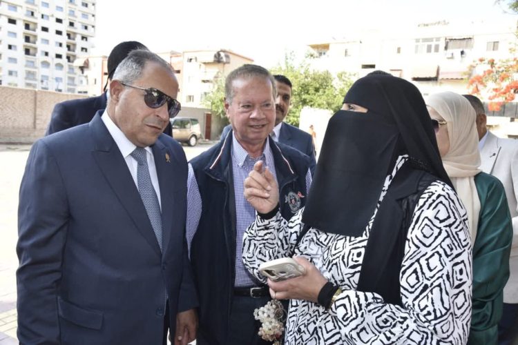 محافظ بورسعيد يشارك أطفال ومسنات الدور احتفالات عيد الأضحى المبارك