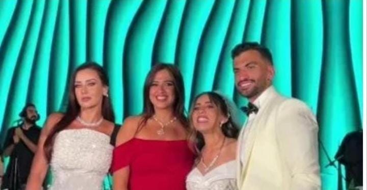 ياسمين عبد العزيز ومنة شلبي ومحمد حماقي في حفل زفاف منة القيعي 