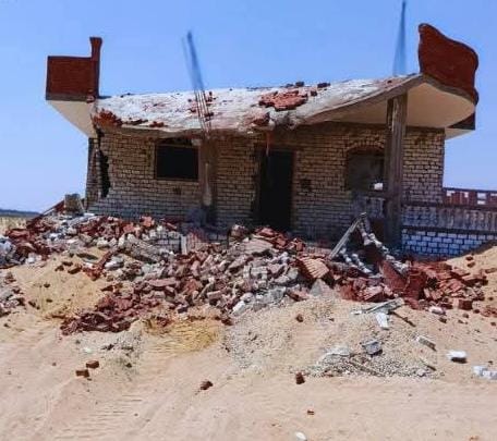 الإسماعيلية تزيل منازل وأسوار مخالفة لحماية الأراضي الزراعية