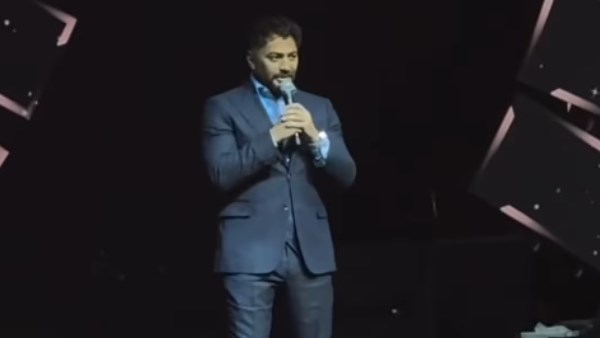 تامر حسني يتأثر في حفل الكويت بسبب أزمة ابنه آدم الصحية