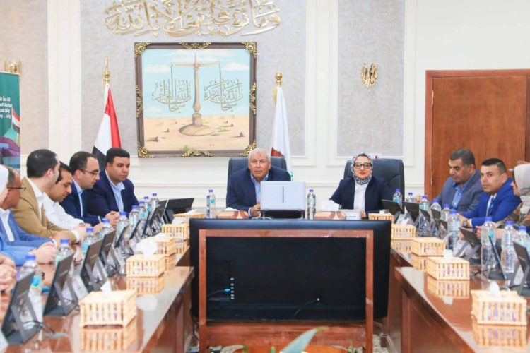 محافظ الوادي الجديد يستعرض مشروعات تنموية أمام نواب المحافظين