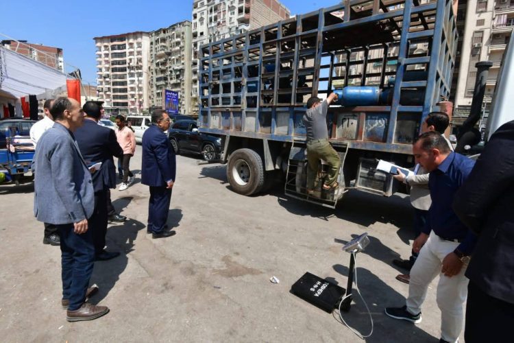 محافظ الدقهلية يوقف سيارة بوتاجاز بنفسه ويطمئن المواطنين