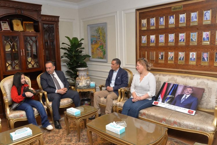 محافظ أسيوط يكرم الطالبة 