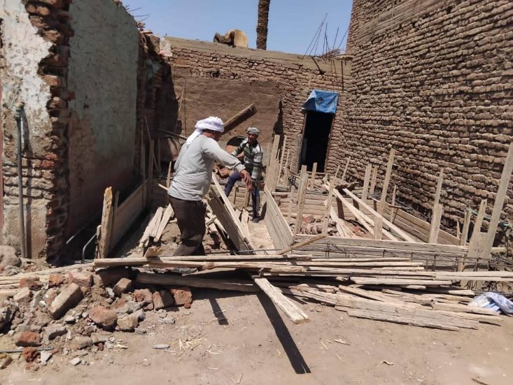 محافظة الأقصر تواصل إزالة التعديات بفك شدتين خشبيتين بأرمنت