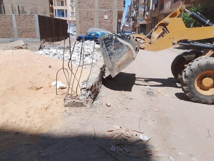 إزالة فورية لسور مخالف بحوض 18 في مدينة الأقصر