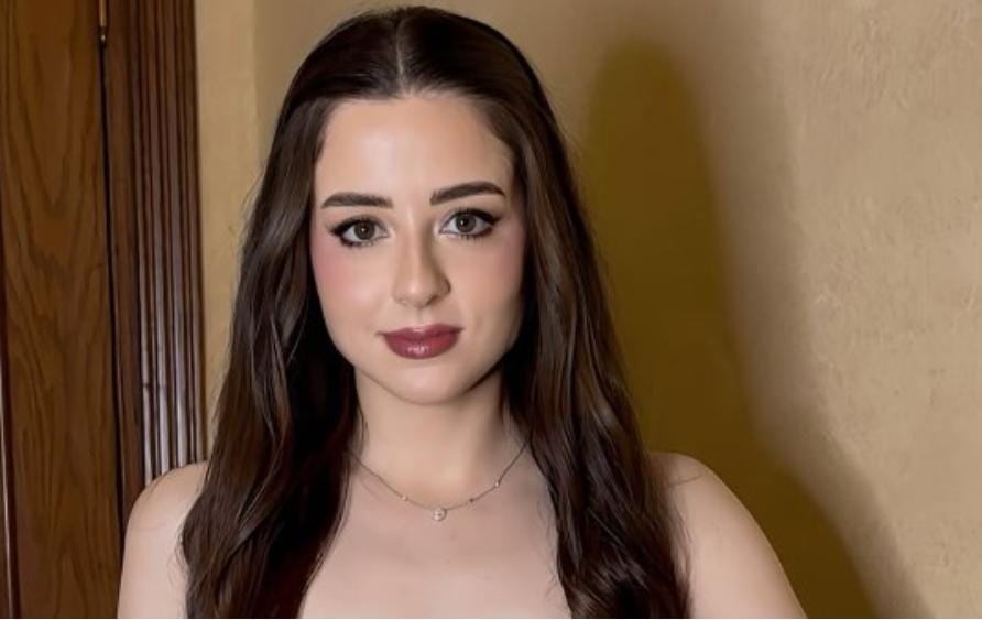 سارة نور تظهر متألقة في أحدث ظهور لها بإطلالة ناعمة باللون الزيتي 