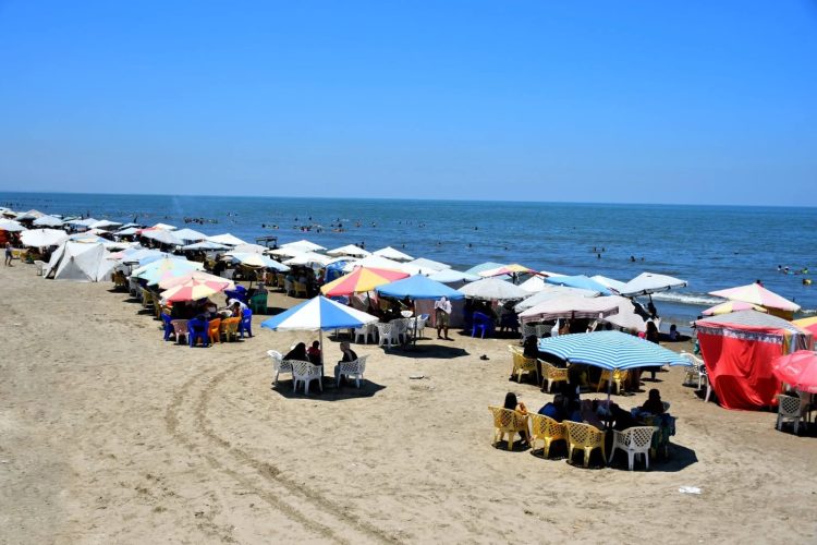 شواطئ محافظة بورسعيد تستقبل الآلاف في يوم صيفي مثالي ومبهج