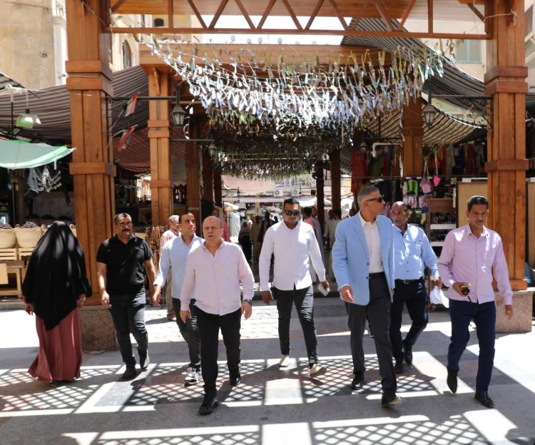 محافظ أسوان يتفقد السوق السياحي ويشدد على الانضباط والتنظيم