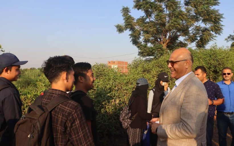 محافظ القليوبية يلتقي بسائحين أجانب خلال جولة بالقناطر الخيرية 