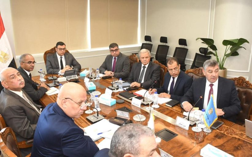 وزير الإسكان يتابع مشروعات مياه الشرب والصرف الصحي بمحافظة المنيا