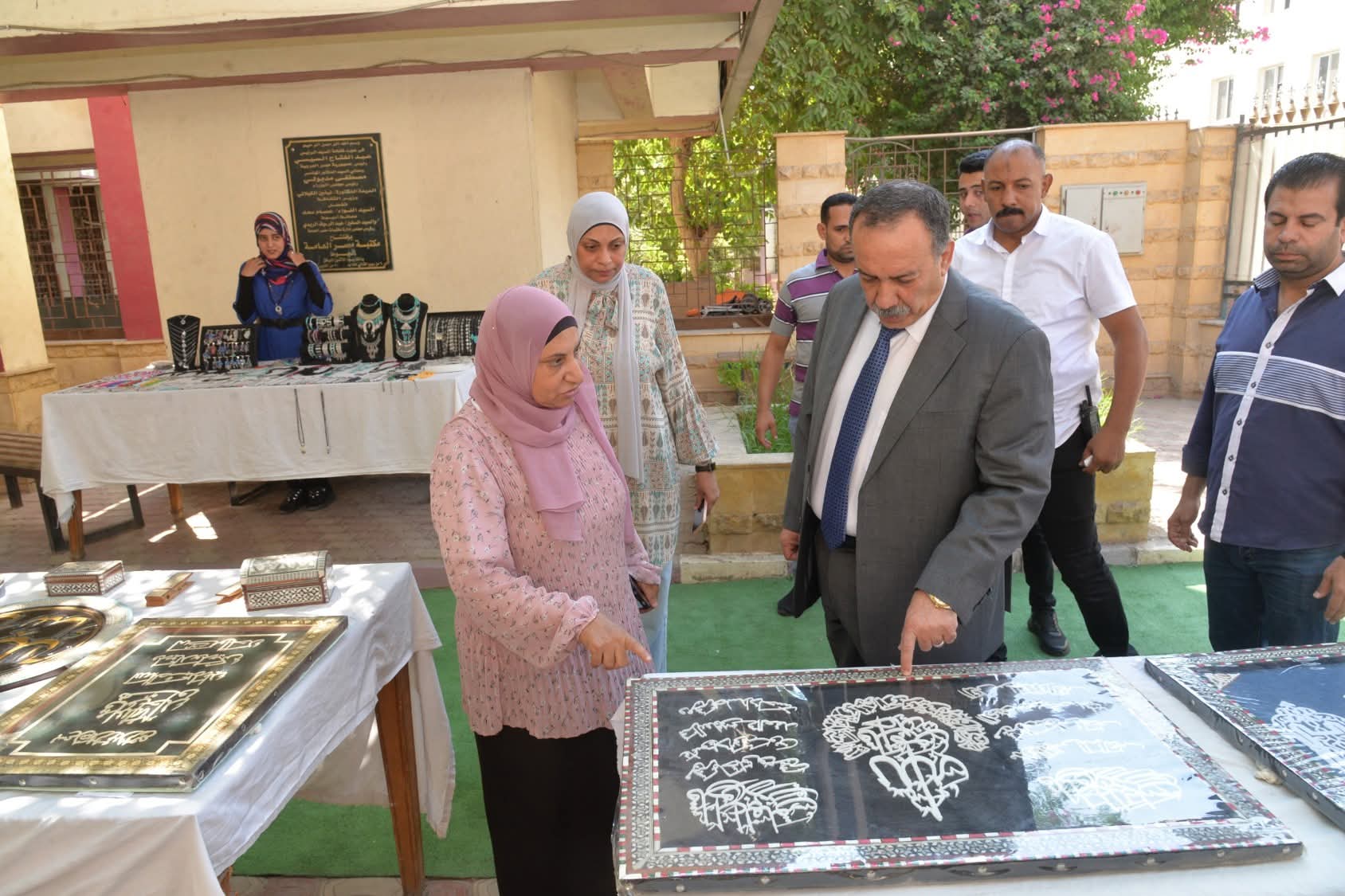 محافظ أسيوط يتفقد مكتبة مصر العامة ويشهد فعاليات مبادرة 