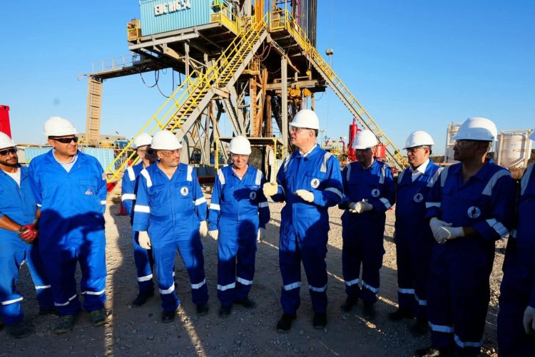 وزير البترول يتفقد موقع بئر 
