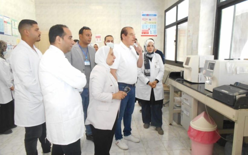 نائب وزير الصحة يتفقد المنشآت الطبية بالإسماعيلية ويوجه بمكافآت للمتميزين