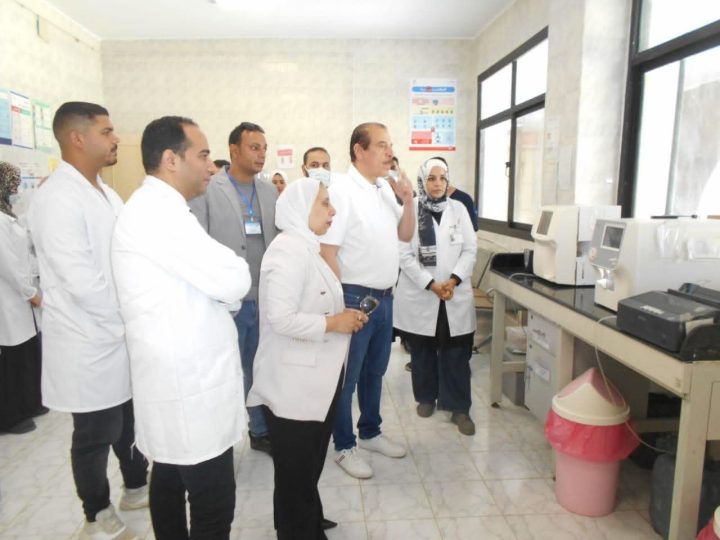 نائب وزير الصحة يتفقد المنشآت الطبية بالإسماعيلية ويوجه بمكافآت للمتميزين