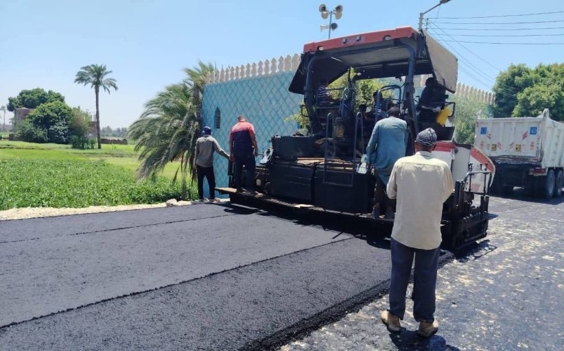 محافظ أسيوط يتابع رصف طرق أبنوب لتحسين الحياة اليومية