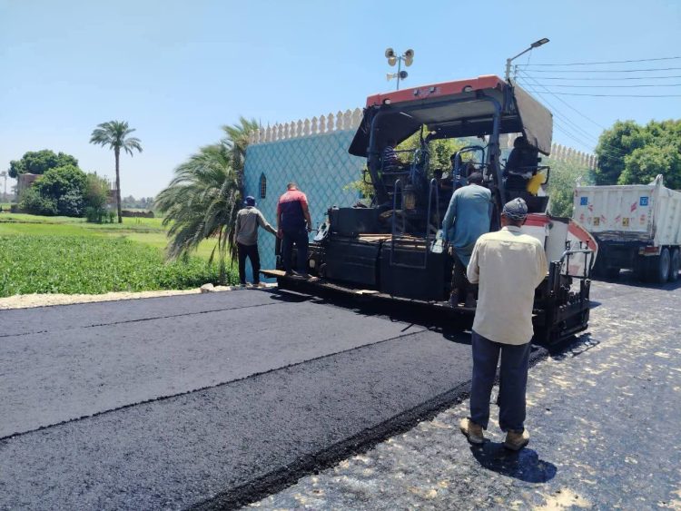 محافظ أسيوط يتابع رصف طرق أبنوب لتحسين الحياة اليومية