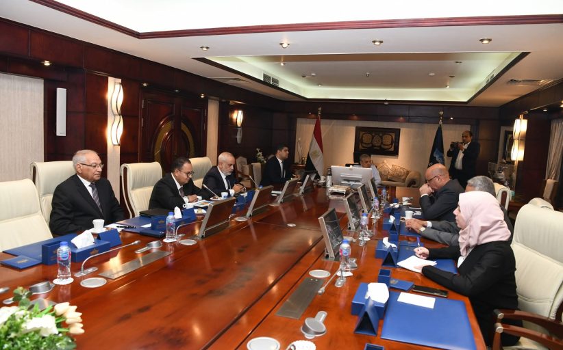 رئيس هيئة قناة السويس يبحث سبل عقد الشراكة مع مجموعة UW القبرصية