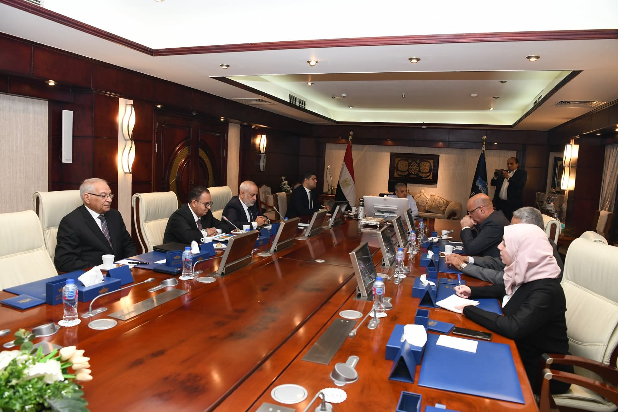 رئيس هيئة قناة السويس يبحث سبل عقد الشراكة مع مجموعة UW القبرصية