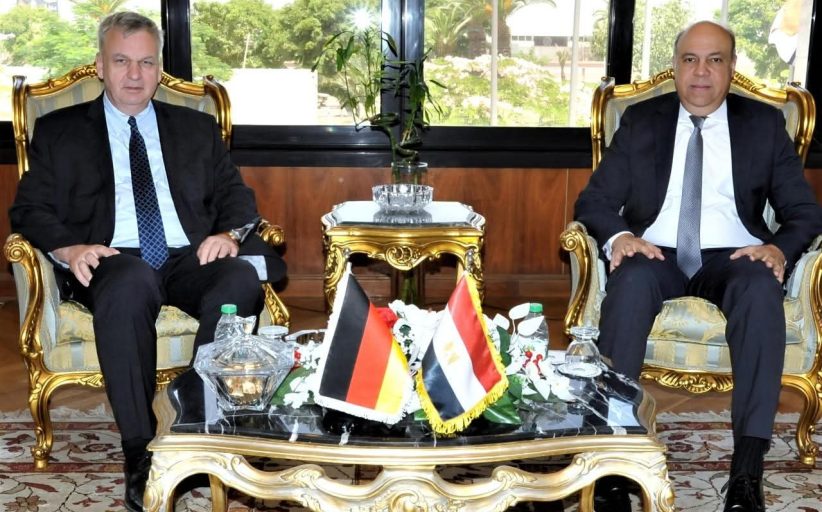 وزير الطيران المدني يبحث مع السفير الألماني تعزيز التعاون الثنائي