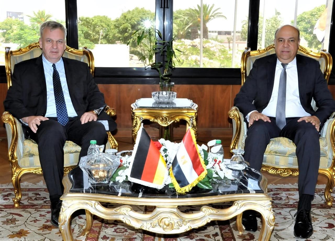 وزير الطيران المدني يبحث مع السفير الألماني تعزيز التعاون الثنائي
