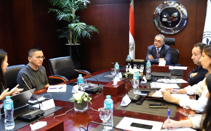 الهيئة العامة للاستثمار تبحث سُبل نقل سلاسل الإنتاج الصينية في قطاع الملابس