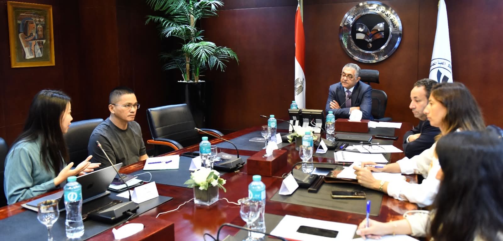 الهيئة العامة للاستثمار تبحث سُبل نقل سلاسل الإنتاج الصينية في قطاع الملابس