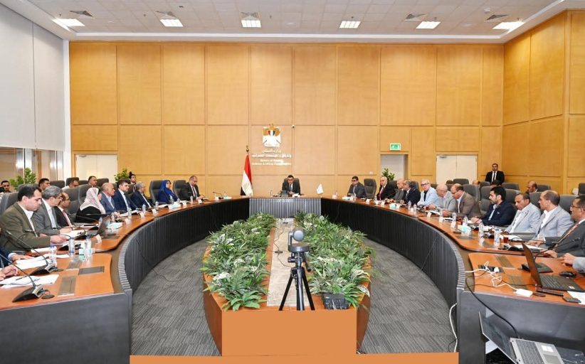 وزير الإسكان يتابع المشروعات السكنية بالمدن والمحافظات