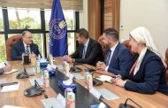 رئيس هيئة الدواء يعقد اجتماعاً مع شركة 