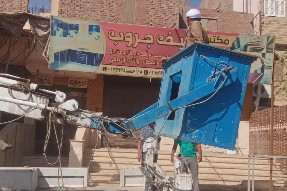 حملات مكثفة لإزالة الإعلانات المخالفة وتعظيم الاستفادة من الموارد العامة بأسيوط